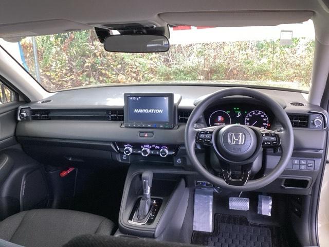 ヴェゼル ｅ：ＨＥＶＸ　純正メモリーナビ　ドラレコ　リアカメラ　前後障害物センサー　ＡＡＣ　イモビライザー　スマ－トキ－　誤発進抑制　ＰＷ　クルコン　ＥＳＣ　ＥＴＣ装備　キーフリー　ＬＥＤヘッドランプ　ナビＴＶ　ＤＶＤ再生可（2枚目）