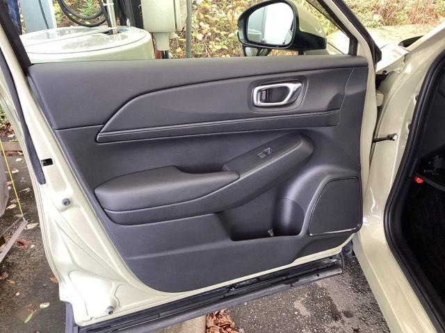 ヴェゼル ｅ：ＨＥＶＸ　純正メモリーナビ　ドラレコ　リアカメラ　前後障害物センサー　ＡＡＣ　イモビライザー　スマ－トキ－　誤発進抑制　ＰＷ　クルコン　ＥＳＣ　ＥＴＣ装備　キーフリー　ＬＥＤヘッドランプ　ナビＴＶ　ＤＶＤ再生可（33枚目）