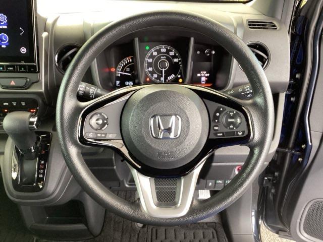 �n���h���̉E���ɂ���{�^���������N���[�Y�R���g���[���ł��B�A�N�Z���y�_���𓥂܂��ɐݒ葬�x���L�[�v�B�������H�ł̃h���C�u�����N�ɁB�܂��A���ɃI�[�f�B�I�����R���X�C�b�`������܂��B