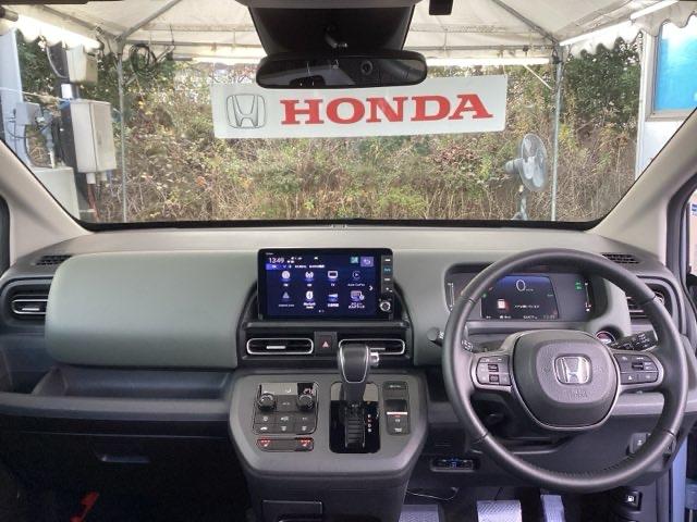 フリード ｅ：ＨＥＶクロスター　純正ナビ　フルセグ　５人乗り　ＥＴＣ装備　Ｓヒーター　衝突軽減ブレーキシステム　オートエアコン　バックモニター　ＬＥＤライト　パーキングセンサー　スマートキー　クルーズコントロール　キーレス　ＵＳＢ（3枚目）