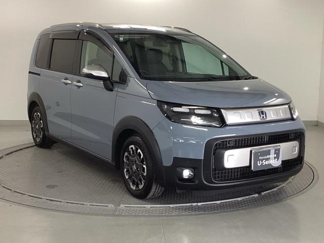 フリード ｅ：ＨＥＶクロスター　純正ナビ　フルセグ　５人乗り　ＥＴＣ装備　Ｓヒーター　衝突軽減ブレーキシステム　オートエアコン　バックモニター　ＬＥＤライト　パーキングセンサー　スマートキー　クルーズコントロール　キーレス　ＵＳＢ（7枚目）