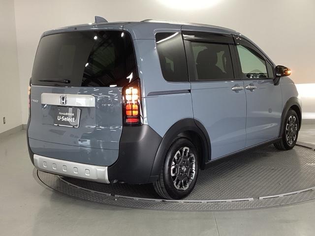 フリード ｅ：ＨＥＶクロスター　純正ナビ　フルセグ　５人乗り　ＥＴＣ装備　Ｓヒーター　衝突軽減ブレーキシステム　オートエアコン　バックモニター　ＬＥＤライト　パーキングセンサー　スマートキー　クルーズコントロール　キーレス　ＵＳＢ（8枚目）