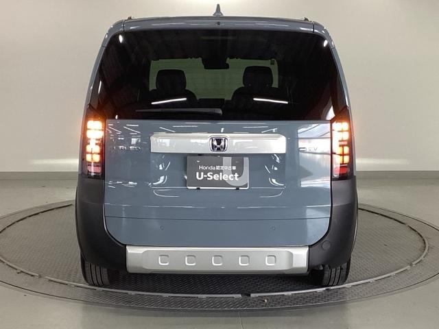 フリード ｅ：ＨＥＶクロスター　純正ナビ　フルセグ　５人乗り　ＥＴＣ装備　Ｓヒーター　衝突軽減ブレーキシステム　オートエアコン　バックモニター　ＬＥＤライト　パーキングセンサー　スマートキー　クルーズコントロール　キーレス　ＵＳＢ（9枚目）