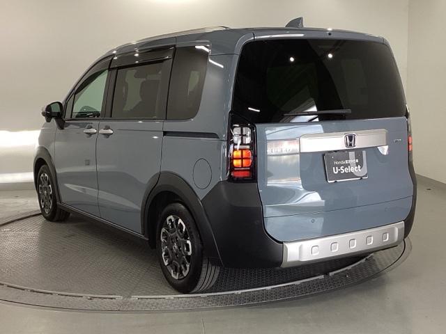 フリード ｅ：ＨＥＶクロスター　純正ナビ　フルセグ　５人乗り　ＥＴＣ装備　Ｓヒーター　衝突軽減ブレーキシステム　オートエアコン　バックモニター　ＬＥＤライト　パーキングセンサー　スマートキー　クルーズコントロール　キーレス　ＵＳＢ（10枚目）