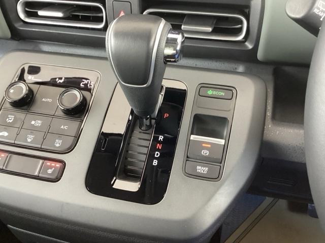 フリード ｅ：ＨＥＶクロスター　純正ナビ　フルセグ　５人乗り　ＥＴＣ装備　Ｓヒーター　衝突軽減ブレーキシステム　オートエアコン　バックモニター　ＬＥＤライト　パーキングセンサー　スマートキー　クルーズコントロール　キーレス　ＵＳＢ（14枚目）