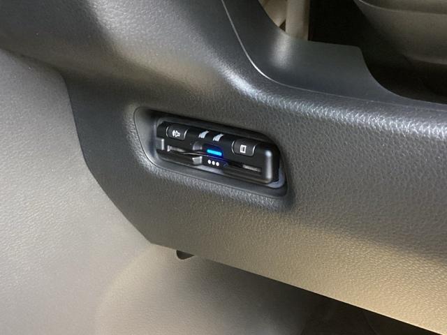 フリード ｅ：ＨＥＶクロスター　純正ナビ　フルセグ　５人乗り　ＥＴＣ装備　Ｓヒーター　衝突軽減ブレーキシステム　オートエアコン　バックモニター　ＬＥＤライト　パーキングセンサー　スマートキー　クルーズコントロール　キーレス　ＵＳＢ（16枚目）