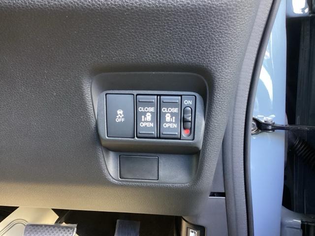 フリード ｅ：ＨＥＶクロスター　純正ナビ　フルセグ　５人乗り　ＥＴＣ装備　Ｓヒーター　衝突軽減ブレーキシステム　オートエアコン　バックモニター　ＬＥＤライト　パーキングセンサー　スマートキー　クルーズコントロール　キーレス　ＵＳＢ（17枚目）