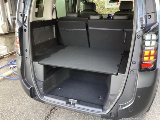 フリード ｅ：ＨＥＶクロスター　純正ナビ　フルセグ　５人乗り　ＥＴＣ装備　Ｓヒーター　衝突軽減ブレーキシステム　オートエアコン　バックモニター　ＬＥＤライト　パーキングセンサー　スマートキー　クルーズコントロール　キーレス　ＵＳＢ（21枚目）