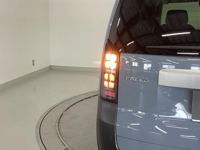 フリード ｅ：ＨＥＶクロスター　純正ナビ　フルセグ　５人乗り　ＥＴＣ装備　Ｓヒーター　衝突軽減ブレーキシステム　オートエアコン　バックモニター　ＬＥＤライト　パーキングセンサー　スマートキー　クルーズコントロール　キーレス　ＵＳＢ（35枚目）