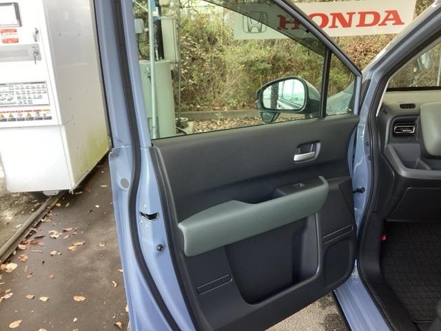 フリード ｅ：ＨＥＶクロスター　純正ナビ　フルセグ　５人乗り　ＥＴＣ装備　Ｓヒーター　衝突軽減ブレーキシステム　オートエアコン　バックモニター　ＬＥＤライト　パーキングセンサー　スマートキー　クルーズコントロール　キーレス　ＵＳＢ（37枚目）