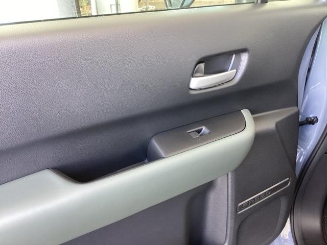 フリード ｅ：ＨＥＶクロスター　純正ナビ　フルセグ　５人乗り　ＥＴＣ装備　Ｓヒーター　衝突軽減ブレーキシステム　オートエアコン　バックモニター　ＬＥＤライト　パーキングセンサー　スマートキー　クルーズコントロール　キーレス　ＵＳＢ（38枚目）