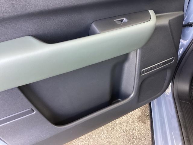 フリード ｅ：ＨＥＶクロスター　純正ナビ　フルセグ　５人乗り　ＥＴＣ装備　Ｓヒーター　衝突軽減ブレーキシステム　オートエアコン　バックモニター　ＬＥＤライト　パーキングセンサー　スマートキー　クルーズコントロール　キーレス　ＵＳＢ（39枚目）