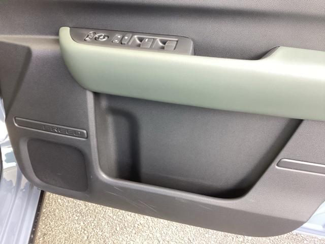 フリード ｅ：ＨＥＶクロスター　純正ナビ　フルセグ　５人乗り　ＥＴＣ装備　Ｓヒーター　衝突軽減ブレーキシステム　オートエアコン　バックモニター　ＬＥＤライト　パーキングセンサー　スマートキー　クルーズコントロール　キーレス　ＵＳＢ（50枚目）