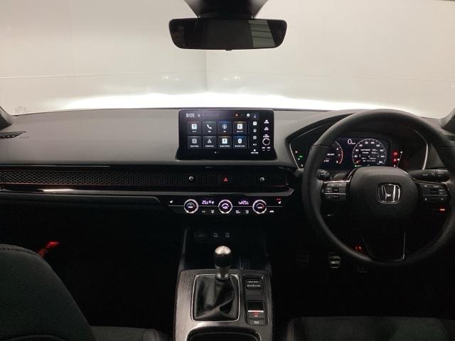 �h���C�o�[�𒆐S�Ɏ��R�Ɏ肪�͂��ʒu�ɂl�s�V�t�g���o�[��G�A�R���A�l�X�ȑ���X�C�b�`�Ȃǂ�z�u�A���쐫�ɗD��Ă��܂�