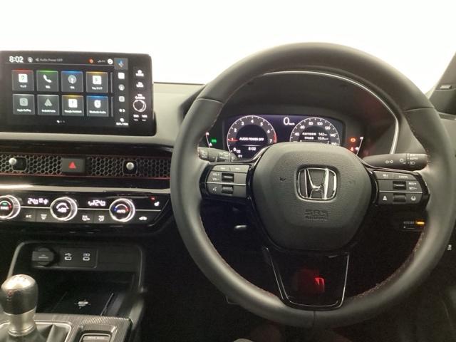 �g���������b�n�m�m�d�b�s�f�B�X�v���C���ڂȂ̂ŁA�����ւ̃h���C�u�����C���������I�X�e�A�����O���葤�ɃI�[�f�B�I�֘A�̃R���g���[���X�C�b�`��z�u���Ă��܂��B