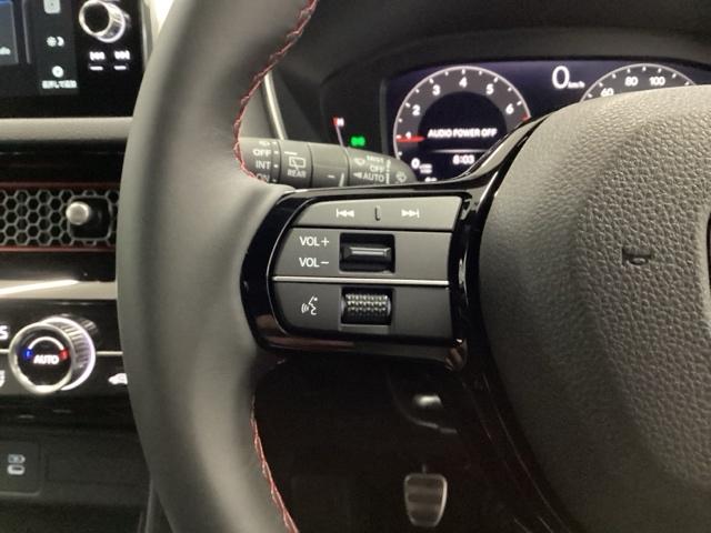 �X�e�A�����O���葤�̓I�[�f�B�I�֘A�̑���X�C�b�`�ł��B��������炷���ƂȂ��^�]�ɏW���ł��܂�