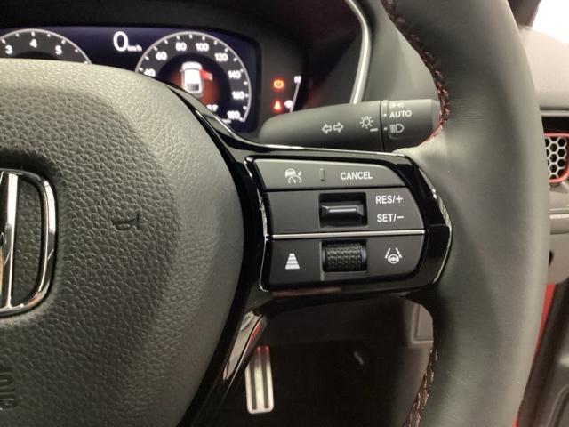 �X�e�A�����O�E�葤�Ɉ��S�^�]�x���@�\�̃z���_�Z���V���O���R���g���[������X�C�b�`�A���葤�ɃI�[�f�B�I�֘A�̃R���g���[���X�C�b�`��z�u�A��������炷���ƂȂ��^�]�ɏW���ł��܂�