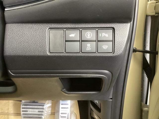 ヴェゼル ｅ：ＨＥＶＺ　純正ナビ　フルセグ　リアカメラ　地上デジタル　ＵＳＢ入力　ハンズフリーテールゲート　シートＨ　サイドエアＢ　サイドカメラ　パークセンサー　リヤカメラ　ＬＥＤヘットライト　ＥＳＣ　パワステ　ＡＡＣ（17枚目）