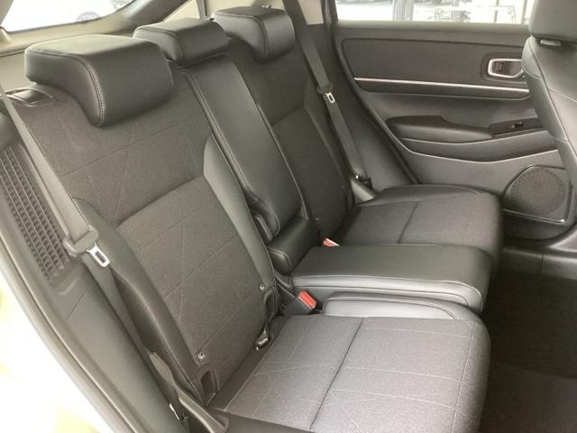 ヴェゼル ｅ：ＨＥＶＺ　純正ナビ　フルセグ　リアカメラ　地上デジタル　ＵＳＢ入力　ハンズフリーテールゲート　シートＨ　サイドエアＢ　サイドカメラ　パークセンサー　リヤカメラ　ＬＥＤヘットライト　ＥＳＣ　パワステ　ＡＡＣ（20枚目）