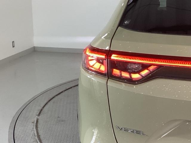 ヴェゼル ｅ：ＨＥＶＺ　純正ナビ　フルセグ　リアカメラ　地上デジタル　ＵＳＢ入力　ハンズフリーテールゲート　シートＨ　サイドエアＢ　サイドカメラ　パークセンサー　リヤカメラ　ＬＥＤヘットライト　ＥＳＣ　パワステ　ＡＡＣ（33枚目）