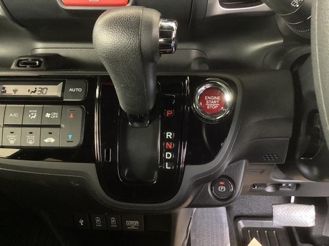 ���R�Ɏ肪�͂��A���쐫�̗ǂ��C���p�l�V�t�g�E���̃{�^���ŃG���W���X�^�[�g�I�p�[�L���O�u���[�L�̓{�^���^�C�v�̓d�q����p�[�L���O�u���[�L�ł��̂ŉ^�]�ȂƏ���Ȃ̊Ԃ��������肵�Ă��܂��B