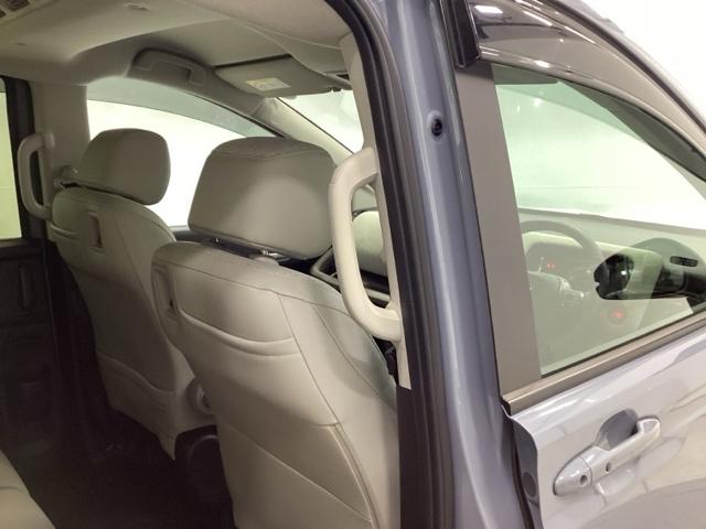 �㕔���Ȃɂ͏��~�肷��ۂ̕⏕�A���s���̗h���}���邽�߂̎肷����t���Ă���܂��B����҂⏬�������q�l�����邲�ƒ�ł͏d�󂳂�܂��B