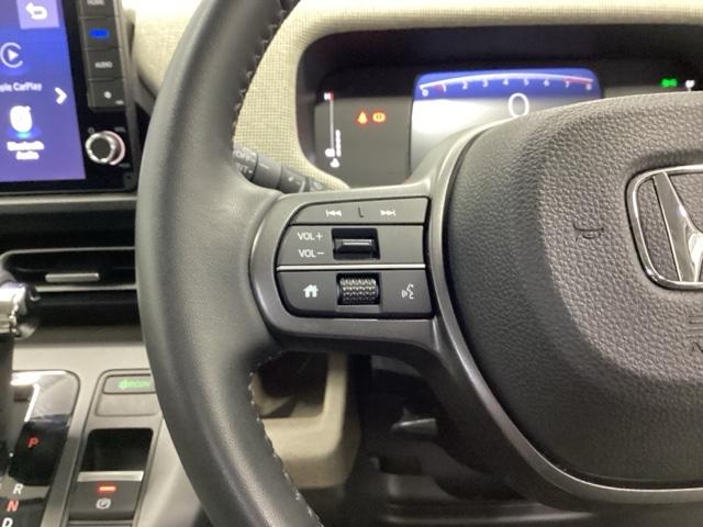 �X�e�A�����O���葤�ɃI�[�f�B�I�֘A�̃R���g���[���X�C�b�`��z�u���Ă��܂��B���쎞�͎�������炷���ƂȂ��^�]�ɏW���ł��܂��B