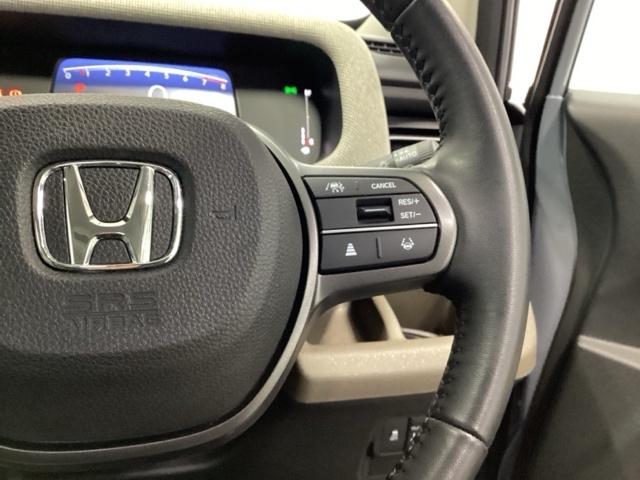 �X�e�A�����O�z�C�[���̉E�����N���[�Y�R���g���[���X�C�b�`�ł��B�A�N�Z���y�_���𓥂܂��Ɉ�葖�s���o����̂ŁA�������H�ł̑��s���O�b�Ɖ��K�ɂȂ�܂��B