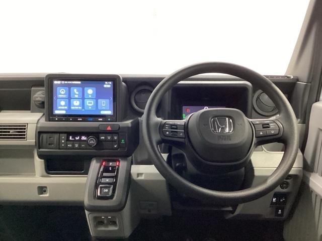 �z���_�����������[�i�r���ڂȂ̂ŁA�����ւ̃h���C�u�����C���������I�X�e�A�����O���葤�ɃI�[�f�B�I�֘A�̃R���g���[���X�C�b�`��z�u���Ă��܂��B���쎞�͎�������炷���ƂȂ��^�]�ɏW���ł��܂�