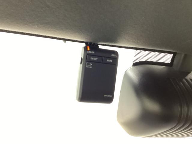 �܂����I�̎��̂��߂Ƀh���C�u���R�[�_�[�������Ă��܂��B�Փ˂����m����ƈ�莞�ԉ摜�������ۑ��ł���̂ň��S�ł��B