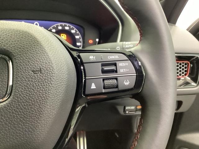 �X�e�A�����O�z�C�[���̉E�����N���[�Y�R���g���[���X�C�b�`�ł��B�A�N�Z���y�_���𓥂܂��Ɉ�葖�s���o����̂ŁA�������H�ł̑��s���O�b�Ɖ��K�ɂȂ�܂��B