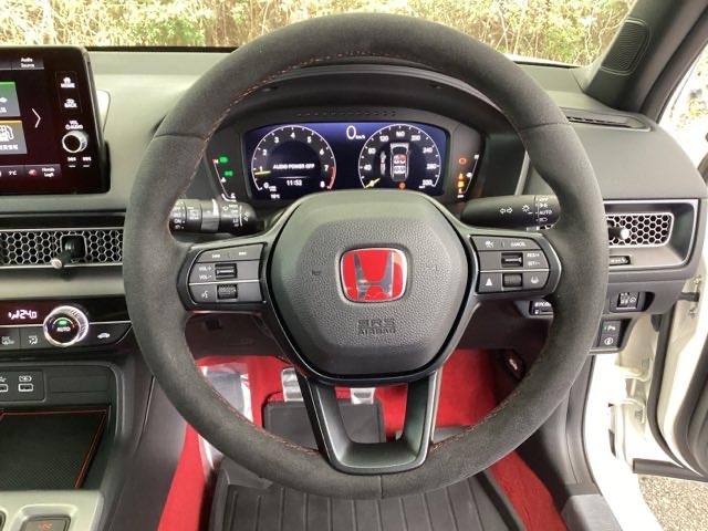 �A���J���^�[�����̗p�����s�x�o�d�@�q��p�X�e�A�����O�z�C�[���ł��I�ԃX�e�b�`����ŁA�����ɂ͐^�g�̃G���u�������P���܂��I