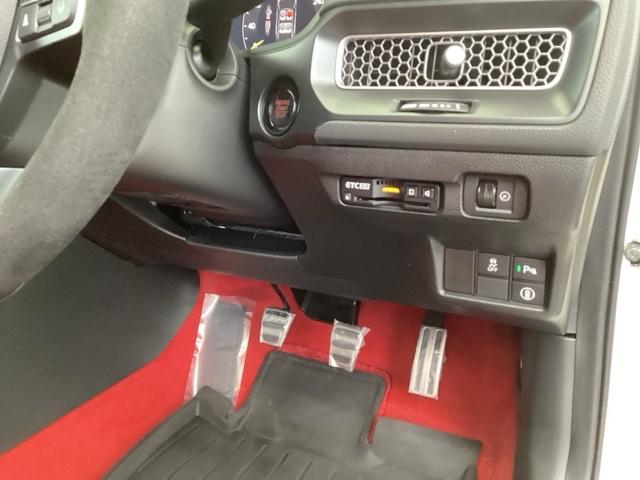 �����ŕ֗��Ȃd�s�b������A�������h���u�r�`�Ȃǂ̃X�C�b�`�́A�^�]�Ȃ̉E���A��̓͂��₷���ʒu�ɂ���܂��B