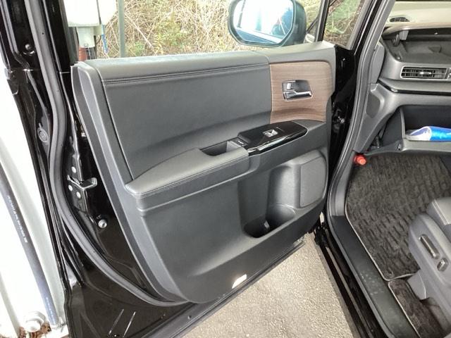 オデッセイハイブリッド ｅ：ＨＥＶアブソルート・ＥＸ　純正メモリナビ　本革パワーシート　ＥＴＣ　ＣＭＢＳ　クルーズコントロール　ＶＳＡ　ＤＶＤ　フルオートエアコン　地デジフルセグ　Ｐセンサー　ＬＥＤヘッドランプ　ＵＳＢ　サイドカメラ　本革シート　ＡＢＳ（34枚目）