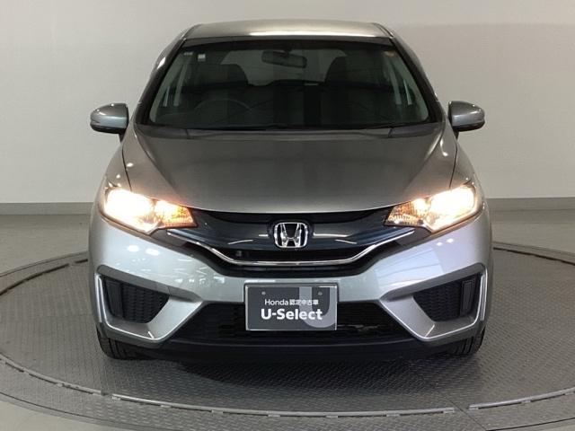 フィット １３Ｇ・Ｆパッケージ　ＣＤチューナー　スマートキー　助手席エアバック　セキュリティアラーム　マニュアルエアコン　パワステ　ＶＳＡ　キーフリーシステム　パワーウィンドウ　運転席エアバッグ　ＡＢＳ付き（6枚目）