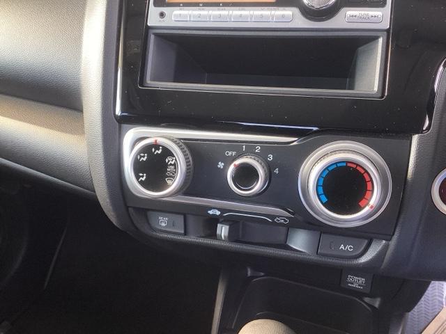フィット １３Ｇ・Ｆパッケージ　ＣＤチューナー　スマートキー　助手席エアバック　セキュリティアラーム　マニュアルエアコン　パワステ　ＶＳＡ　キーフリーシステム　パワーウィンドウ　運転席エアバッグ　ＡＢＳ付き（12枚目）