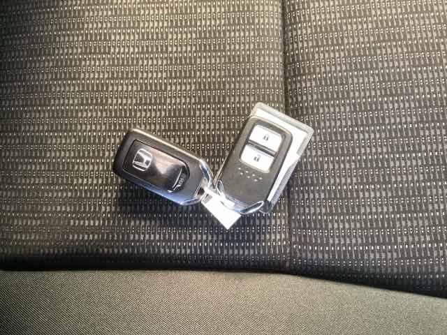 フィット １３Ｇ・Ｆパッケージ　ＣＤチューナー　スマートキー　助手席エアバック　セキュリティアラーム　マニュアルエアコン　パワステ　ＶＳＡ　キーフリーシステム　パワーウィンドウ　運転席エアバッグ　ＡＢＳ付き（23枚目）