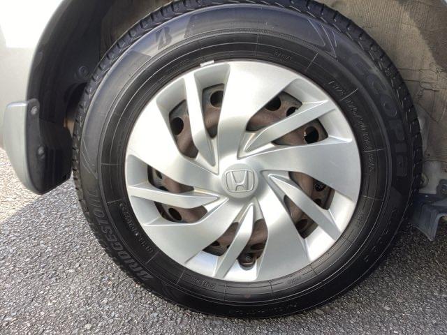 フィット １３Ｇ・Ｆパッケージ　ＣＤチューナー　スマートキー　助手席エアバック　セキュリティアラーム　マニュアルエアコン　パワステ　ＶＳＡ　キーフリーシステム　パワーウィンドウ　運転席エアバッグ　ＡＢＳ付き（24枚目）