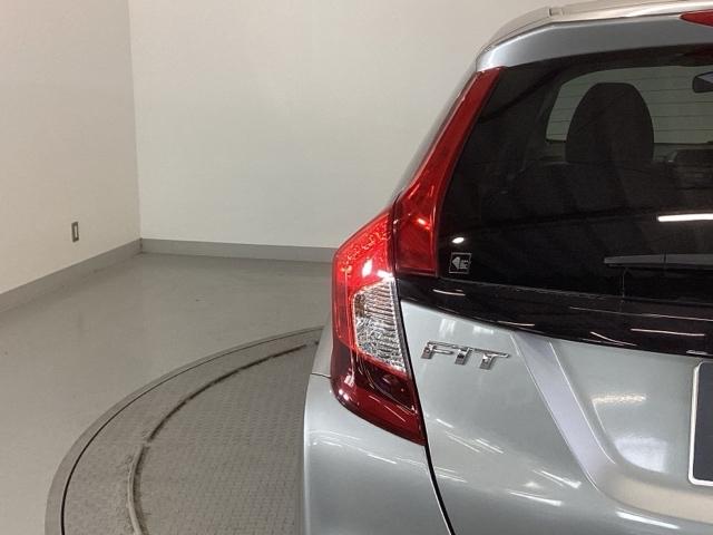 フィット １３Ｇ・Ｆパッケージ　ＣＤチューナー　スマートキー　助手席エアバック　セキュリティアラーム　マニュアルエアコン　パワステ　ＶＳＡ　キーフリーシステム　パワーウィンドウ　運転席エアバッグ　ＡＢＳ付き（32枚目）