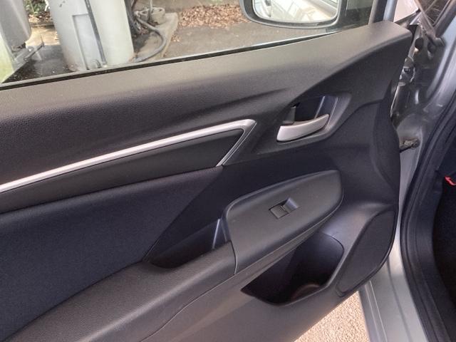 フィット １３Ｇ・Ｆパッケージ　ＣＤチューナー　スマートキー　助手席エアバック　セキュリティアラーム　マニュアルエアコン　パワステ　ＶＳＡ　キーフリーシステム　パワーウィンドウ　運転席エアバッグ　ＡＢＳ付き（35枚目）