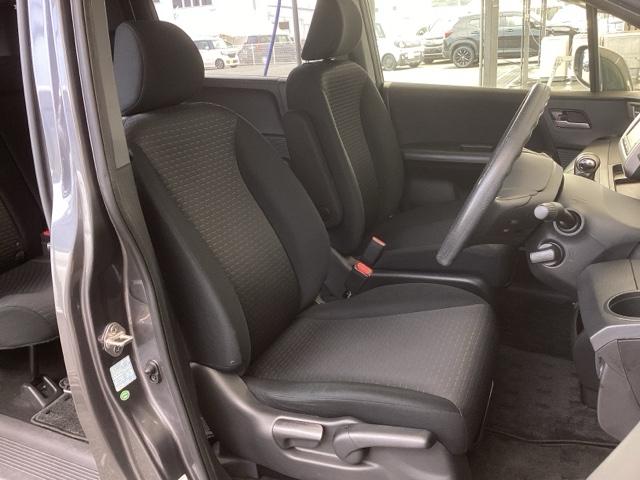 �^�]�Ȃ́A�傫�ȍ��ʂƕ�ݍ��ނ悤�Ȕw�����ꂪ�h���C�o�[�̐g�̑S�̂���������x���܂��B�㎿�ȃV�[�g�f�ނƍ���S�n�̂悢�N�b�V�������̗p���A�����Ԃ̉^�]��R�[�i�[�̑����������K�ł��B