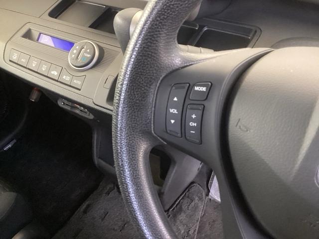 �n���h���ɃI�[�f�B�I����{�^�����������܂��B���_���ڂ����n���h�����痣�����ƂȂ��`�����l����e�I�[�f�B�I�̐؂�ւ���{�����[���������ł��܂��̂ň��S�^�]�ɂ��𗧂��܂��B