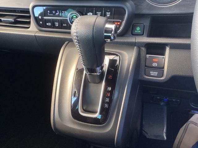 Ｎ－ＯＮＥ プレミアムツアラー　純正ナビ　フルセグ　リアカメラ　スマキー　リヤカメラ　横滑り防止　ＵＳＢポート　セキュリティアラーム　ＥＴＣ車載器　サイドＳＲＳ　パワーウィンドウ　シートヒータ　クルーズコントロール　ＬＥＤ　パワステ（14枚目）