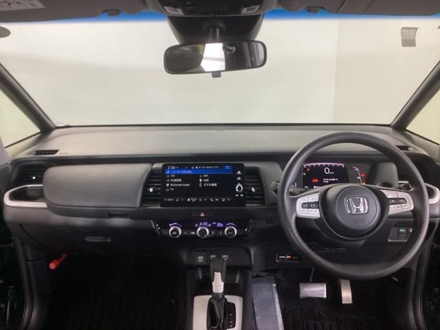 フィット ホーム　純正ナビ　フルセグ　リアカメラ　衝突軽減Ｂ　前後ソナー　横滑り防止装置　アイドリングストップ　ＥＴＣ車載器　ＵＳＢ　クルーズコントロール　オートエアコン　ＬＥＤヘッドライト　盗難防止装置　スマートキー（3枚目）