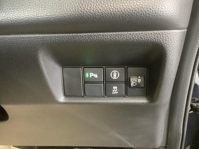 フィット ホーム　純正ナビ　フルセグ　リアカメラ　衝突軽減Ｂ　前後ソナー　横滑り防止装置　アイドリングストップ　ＥＴＣ車載器　ＵＳＢ　クルーズコントロール　オートエアコン　ＬＥＤヘッドライト　盗難防止装置　スマートキー（16枚目）