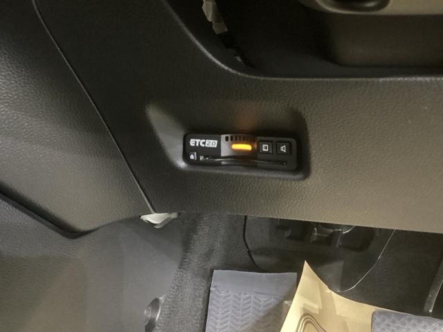 フィット ホーム　純正ナビ　フルセグ　リアカメラ　衝突軽減Ｂ　前後ソナー　横滑り防止装置　アイドリングストップ　ＥＴＣ車載器　ＵＳＢ　クルーズコントロール　オートエアコン　ＬＥＤヘッドライト　盗難防止装置　スマートキー（17枚目）