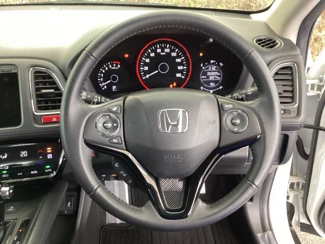 �{�v�n���h���̌��ɂ͂V���p�h���V�t�g������܂��B�w��ő��鎖�ŁA�}�j���A���Ԋ��o�̃V�t�g�`�F���W���y���߂܂��B�܂��A�E�ɃN���[�Y�R���g���[���A���ɃI�[�f�B�I�����R���X�C�b�`������܂��B