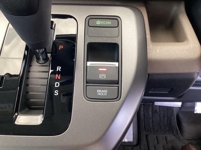 �p�[�L���O�u���[�L�̓X�}�[�g�ȓd�q���䎮�ƍ��킹�ďa�؎����Ƀu���[�L�y�_�����瑫�𗣂��Ă���ԏ�Ԃ�ێ����Ă����I�[�g�u���[�L�z�[���h�@�\�ŉ^�]���y�ɂȂ�܂��B�X�^�[�g�̓A�N�Z���y�_���𓥂ނ���