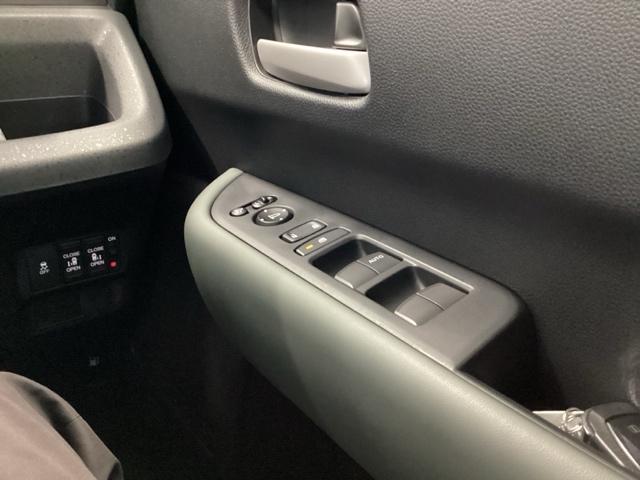 フリード クロスター　ＨｏｎｄａＣＯＮＮＥＣＴ対応純正メモリーナビ　ドラレコ　前後障害物センサー　後カメラ　ＥＴＣ車載器　地デジフルセグ　エアコン　ＵＳＢ　ＥＣＯＮモード　ウォークスルー　オートクルーズコントロール　ＥＳＣ（32枚目）