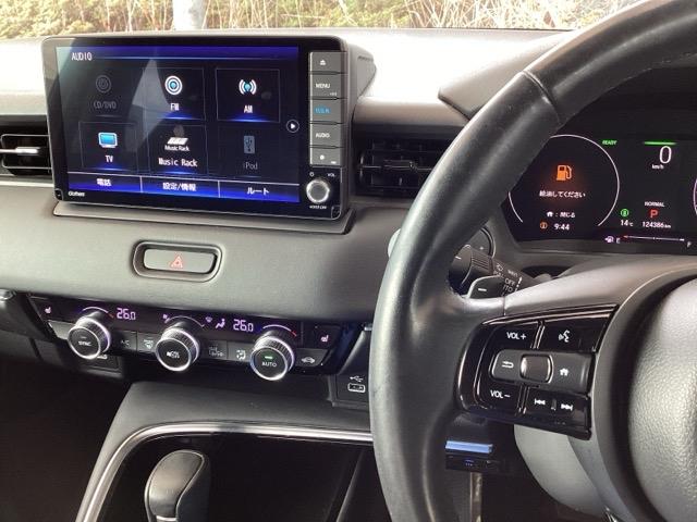 ヴェゼル ｅ：ＨＥＶＺ　純正ナビ　フルセグ　リアカメラ　アダプティブＣＣ　スマートキー＆プッシュスタート　サイドＳＲＳ　オートテールゲート　イモビ　地デジ　Ｂカメ　キーレスエントリー　Ｃソナー　ＵＳＢポート　ＰＳ　ＡＡＣ（2枚目）